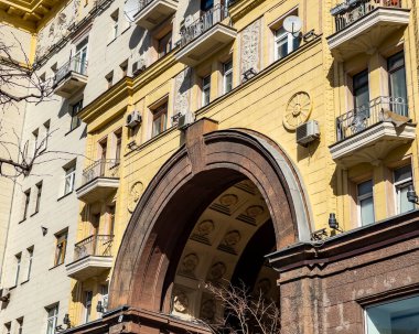 Moskova, Rusya, 25 Mart 2021. Tverskaya 'nın mimari topluluğu. Tipik dış görünüş