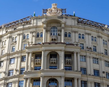 Moskova, Rusya, 25 Mart 2021. Tverskaya 'nın mimari topluluğu. Tipik dış görünüş