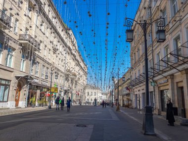 Moskova, Rusya, 25 Mart 2021. Kamergerskyi pereulok geleneksel mimari çevresiyle tipik bir Moskova caddesidir.. 