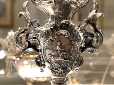 St. Petersburg, Rusya, 7 Mart 2021. Fontanka Nehri 'nin kenarındaki Shuvalov Sarayı' ndaki Faberge Müzesi 'nin lobisi. Müze koleksiyonundan parçalar.