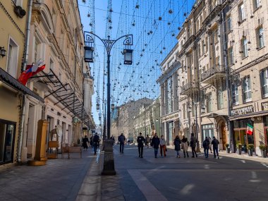 Moskova, Rusya, 25 Mart 2021. Kamergerskyi pereulok geleneksel mimari çevresiyle tipik bir Moskova caddesidir.. 