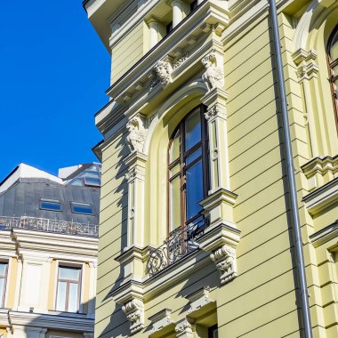 Moskova, Rusya, 25 Mart 2021. Şehrin tarihi semtinin mimari topluluğu. Cephe Parçası