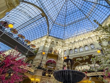 MOSCOW, Rusya, 25 Mart 2021. Tarihsel mağaza GUM ticaret galerisi.