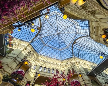 MOSCOW, Rusya, 25 Mart 2021. Tarihsel mağaza GUM ticaret galerisi.