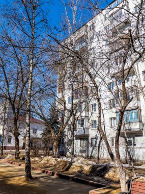 Pushkino, Rusya, 27 Mart 2021. Bahar şehri manzarası. Bulvardaki apartman ve ağaçlar