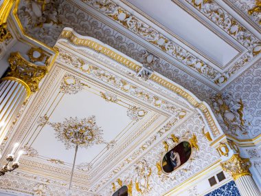 St. Petersburg, Rusya, 7 Mart 2021. Fontanka Nehri 'nin kenarındaki Shuvalov Sarayı' ndaki Faberge Müzesi 'nin lobisi.