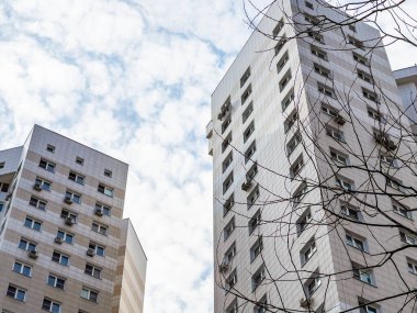 Pushkino, Rusya, 5 Nisan 2021. Çok katlı yeni binalar, ön cephe.