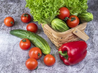 Sepetteki taze sebzeler.