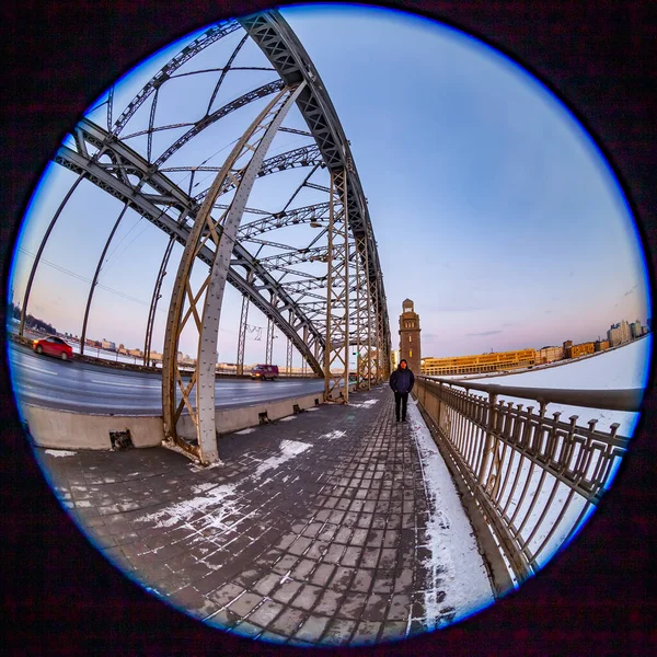 ロシアのサンクトペテルブルク 2021年3月7日 ネヴァ川とボルシェホキンスキー橋の眺め 魚眼ビュー — ストック写真