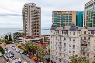 Sochi, Rusya, 12 Nisan 2021. Bulutlu bir bahar gününde tipik şehir manzarası, modern şehir mimarisi. Yüksek bir noktadan görünüm.