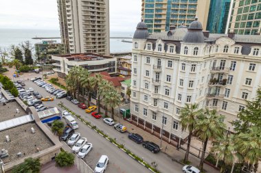 Sochi, Rusya, 12 Nisan 2021. Bulutlu bir bahar gününde tipik şehir manzarası, modern şehir mimarisi. Yüksek bir noktadan görünüm.