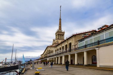 Sochi, Rusya, 12 Nisan 2021. Şehrin turistik sembollerinden biri olan deniz istasyonunun inşası.