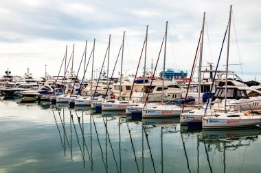 Sochi, Rusya, 12 Nisan 2021. Sochi Marina limanında yatlar