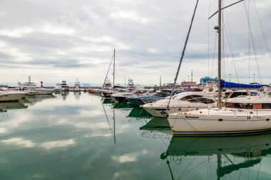 Sochi, Rusya, 12 Nisan 2021. Sochi Marina limanında yatlar