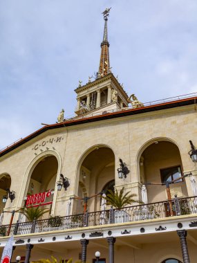 Sochi, Rusya, 12 Nisan 2021. Şehrin turistik sembollerinden biri olan deniz istasyonunun inşası.