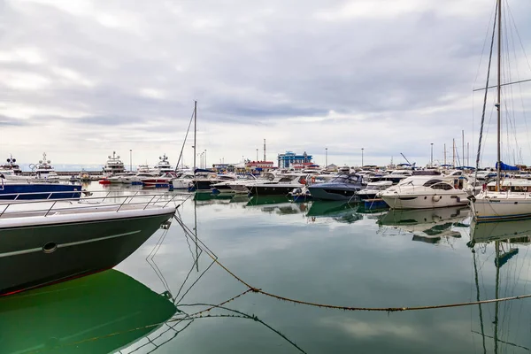 Sochi, Rusya, 12 Nisan 2021. Sochi Marina limanında yatlar