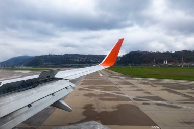 Uçak pistte. Bulutlu havada iniyoruz.