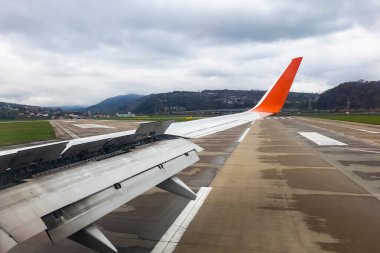 Uçak pistte. Bulutlu havada iniyoruz.