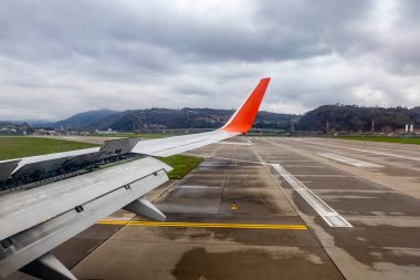 Uçak pistte. Bulutlu havada iniyoruz.