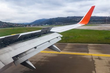 Uçak pistte. Bulutlu havada iniyoruz.