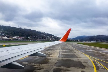 Uçak pistte. Bulutlu havada iniyoruz.