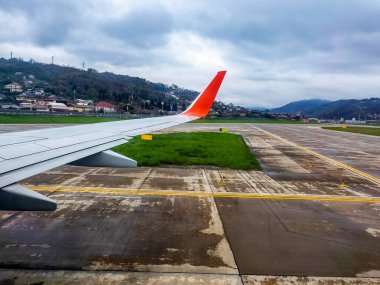 Uçak pistte. Bulutlu havada iniyoruz.