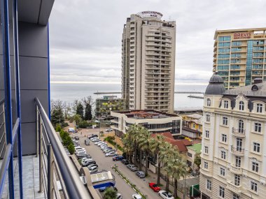 Sochi, Rusya, 12 Nisan 2021. Bulutlu bir bahar gününde tipik şehir manzarası, modern şehir mimarisi. Yüksek bir noktadan görünüm.