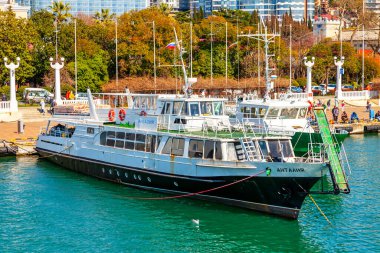 Sochi, Rusya, 13 Nisan 2021. Bir zevk gemisinin yönetim kurulundan Sochi Marina 'nın manzaralı seti.