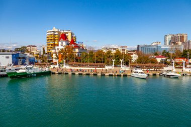 Sochi, Rusya, 13 Nisan 2021. Bir zevk gemisinin yönetim kurulundan Sochi Marina 'nın manzaralı seti.