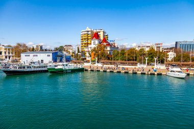 Sochi, Rusya, 13 Nisan 2021. Bir zevk gemisinin yönetim kurulundan Sochi Marina 'nın manzaralı seti.