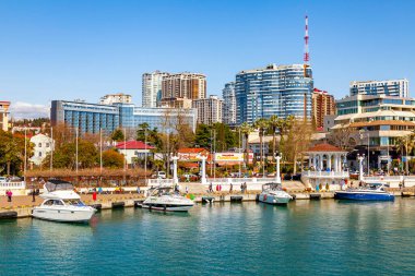 Sochi, Rusya, 13 Nisan 2021. Bir zevk gemisinin yönetim kurulundan Sochi Marina 'nın manzaralı seti.