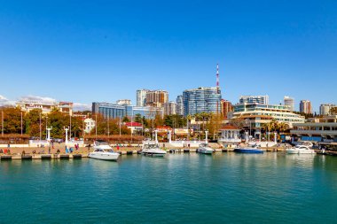 Sochi, Rusya, 13 Nisan 2021. Bir zevk gemisinin yönetim kurulundan Sochi Marina 'nın manzaralı seti.