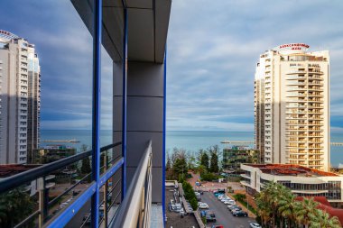 Sochi, Rusya, 12 Nisan 2021. Bulutlu bir bahar gününde tipik şehir manzarası, modern şehir mimarisi. Yüksek bir noktadan görünüm.