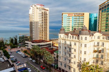 Sochi, Rusya, 12 Nisan 2021. Bulutlu bir bahar gününde tipik şehir manzarası, modern şehir mimarisi. Yüksek bir noktadan görünüm.