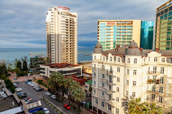 Sochi, Rusya, 12 Nisan 2021. Bulutlu bir bahar gününde tipik şehir manzarası, modern şehir mimarisi. Yüksek bir noktadan görünüm.