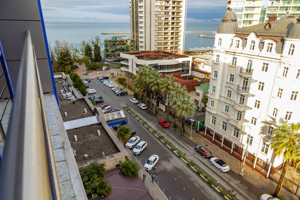Sochi, Rusya, 12 Nisan 2021. Bulutlu bir bahar gününde tipik şehir manzarası, modern şehir mimarisi. Yüksek bir noktadan görünüm.