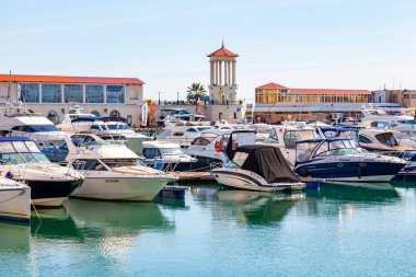 Sochi, Rusya, 12 Nisan 2021. Sochi Marina limanında yatlar