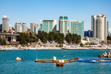 Sochi, Rusya, 13 Nisan 2021. Bir zevk gemisinin yönetim kurulundan Sochi Marina 'nın manzaralı seti.