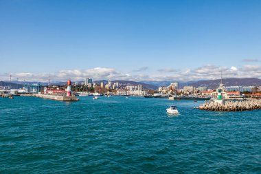 Sochi, Rusya, 13 Nisan 2021. Bir zevk gemisinin yönetim kurulundan Sochi Marina 'nın manzaralı seti.