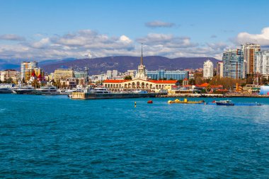 Sochi, Rusya, 13 Nisan 2021. Bir zevk gemisinin yönetim kurulundan Sochi Marina 'nın manzaralı seti.