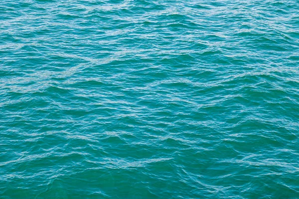 Havsvattnets Yta Med Lätta Vågor — Stockfoto