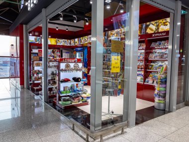 MOSCOW, Rusya, 12 Nisan 2021. Uluslararası havaalanında alışveriş bölgesi Sheremetyevo.