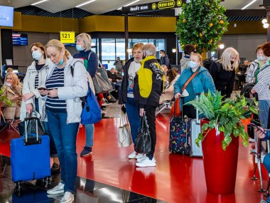 MOSCOW, Rusya, 12 Nisan 2021. Uluslararası havaalanındaki insanlar Sheremetyevo 'ya gidiyor..