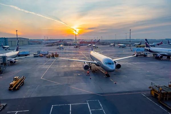 ロシアのモスクワ 2021年4月12日 日の出時のシェレメチェヴォ国際空港の航空機 — ストック写真