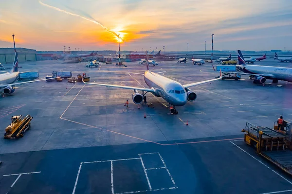 ロシアのモスクワ 2021年4月12日 日の出時のシェレメチェヴォ国際空港の航空機 — ストック写真