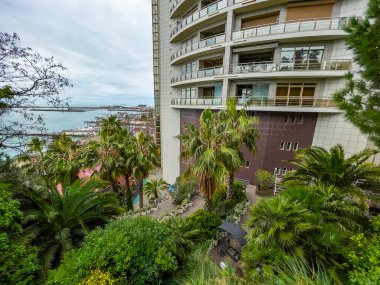 Sochi, Rusya, 12 Nisan 2021. Modern şehir mimarisi. Çok katlı bir binanın ön cephesinin parçası