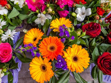 Çeşitli çiçeklerden güzel bir buket