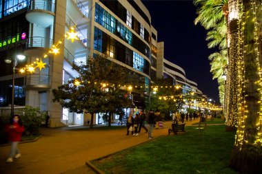 Sochi, Rusya, 12 Nisan 2021. Navaginskaya kaldırımlı sokak. Şehir merkezinde akşam aydınlığında.