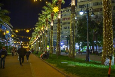 Sochi, Rusya, 12 Nisan 2021. Navaginskaya kaldırımlı sokak. Şehir merkezinde akşam aydınlığında.