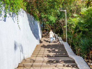 Sochi, Rusya, 12 Nisan 2021. Şehir manzarası. Sokaktaki resim merdiveni.